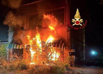 Incendio notturno all'ippodromo Le Mulina: un edificio in fiamme