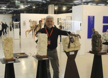 L’artista aretino 'Ilinep' alla XV Biennale di Firenze: quattro sculture tra denuncia sociale, luce e ombra.