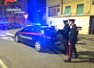 Lite in strada con coltello e oggetto metallico: due uomini denunciati a Livorno
