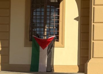 L'opposizione di Altopascio contro la giunta: "Rimuovete le bandiere palestinesi dalle finestre del Municipio"