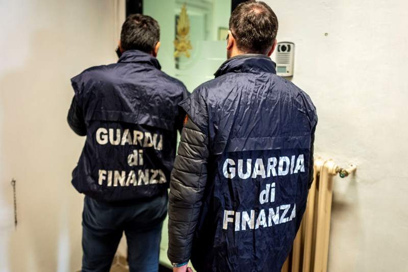 Non svolge attività di ricerca ma riceve finanziamenti: sequestrati 800mila euro a un’azienda di Massa