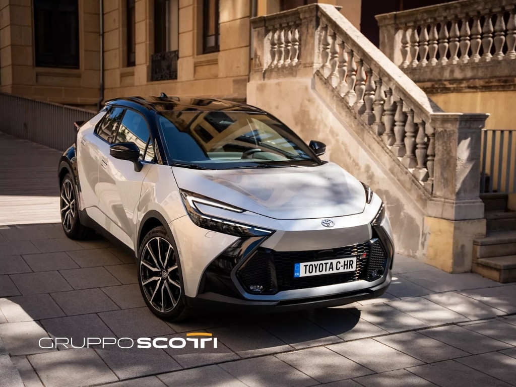 Ottobre è il mese perfetto per scegliere l'ibrido Toyota! Da Gruppo Scotti troverai la nuova C-HR e la Yaris Hybrid disponibili subito, con sconti fino a 8.000€.