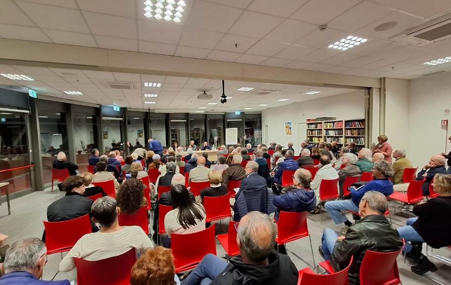 Presentazione del libro 'Anni di amicizia e speranze': grande affluenza per i protagonisti del bar Pallino