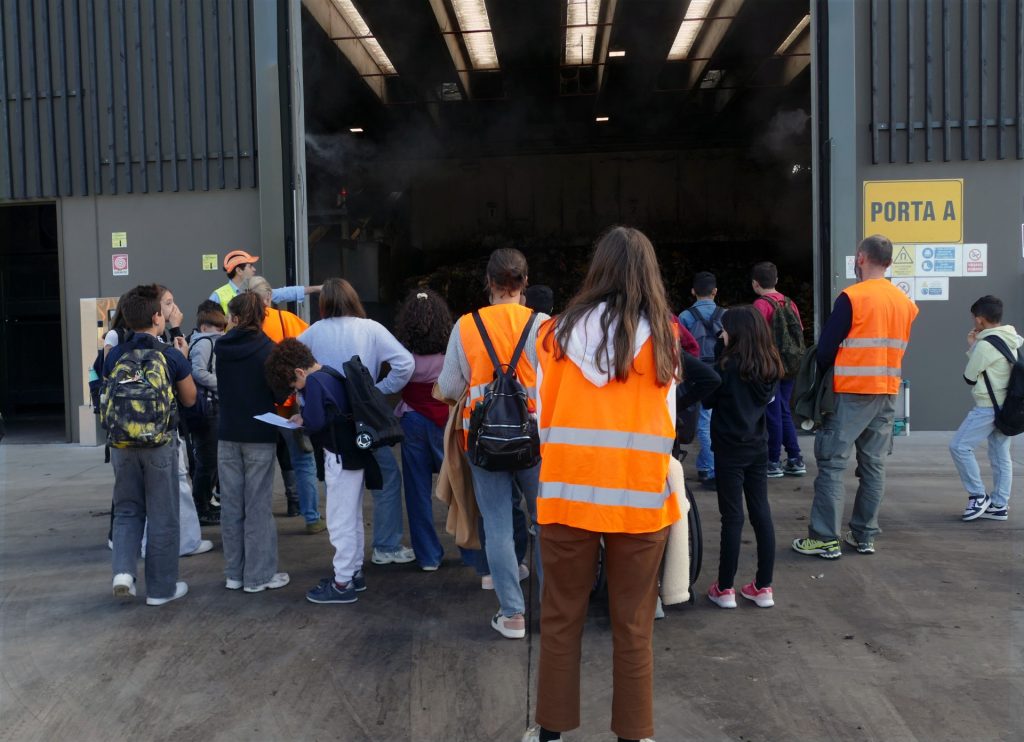 Ragazzi e ragazze della scuola Fucini in visita a Casa Sartori