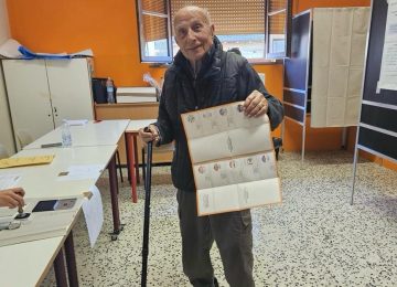 Regionalie: affluenza in calo, ma lui, a 102 anni, si reca al seggio per votare.