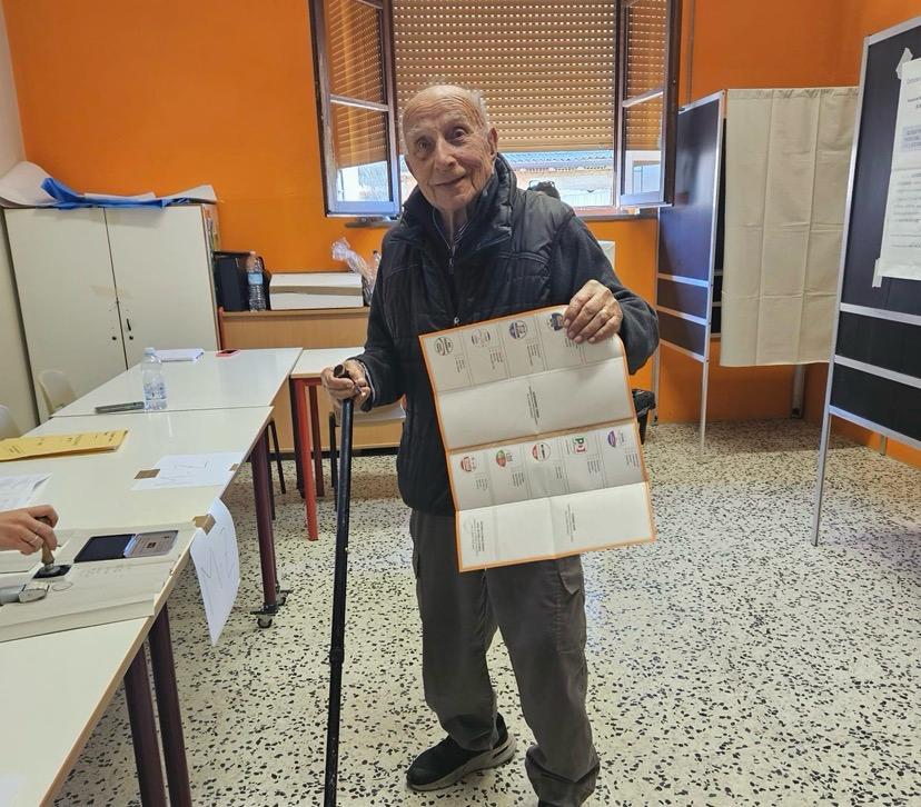 Regionalie: affluenza in calo, ma lui, a 102 anni, si reca al seggio per votare.