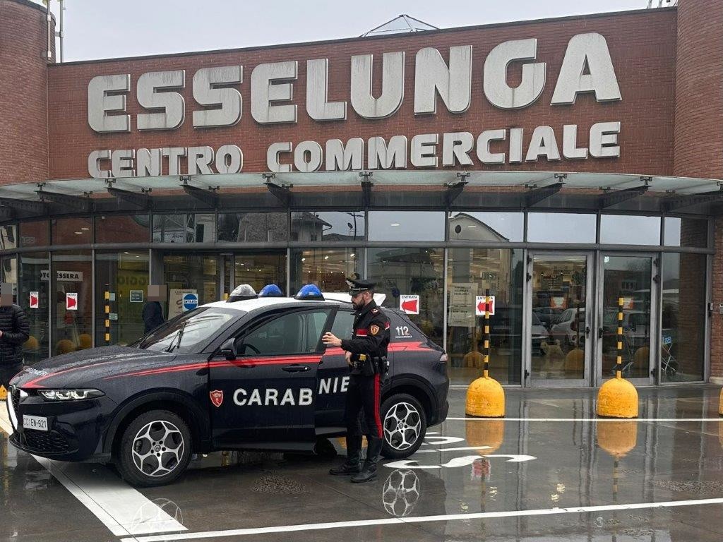 Ruba caffè e alcolici all’Esselunga: arrestato un 37enne senza fissa dimora