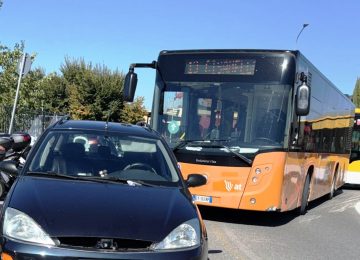 Saltano in corsa bus per auto in sosta vietata alla rotatoria di Cisanello