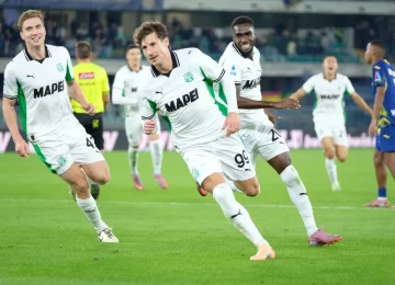 Sassuolo Triumphs in Verona: Pinamonti's Goal Decides the Match - Italpress
