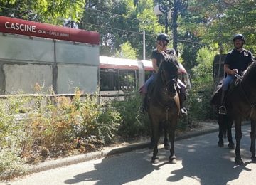 La polizia a cavallo blocca un rapinatore.
