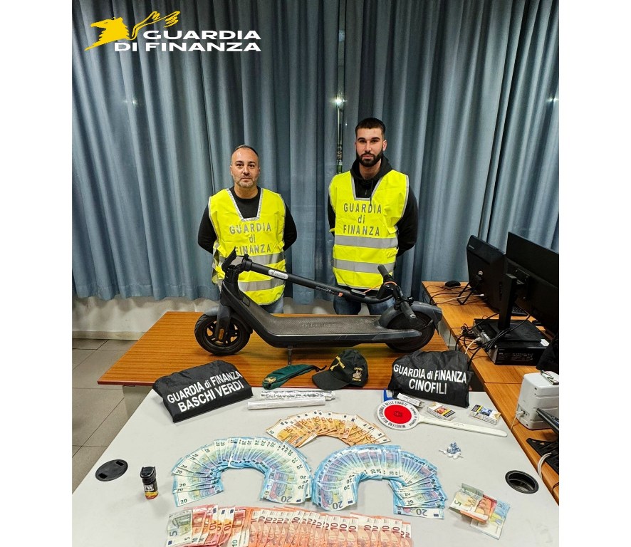 Arrestato 30enne a Pisa per consegna di droga in monopattino: trovati cocaina e contanti.