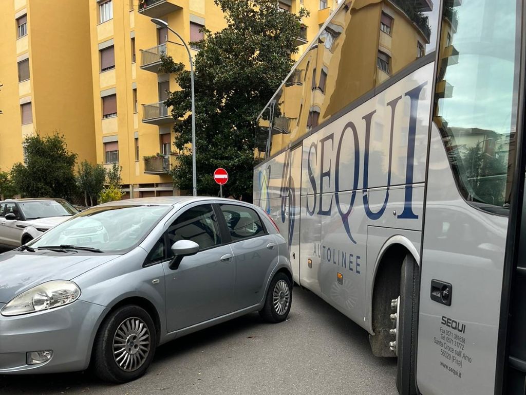 Trasporto pubblico a Pisa in crisi: veicoli in sosta vietata bloccano le linee 5 e 14