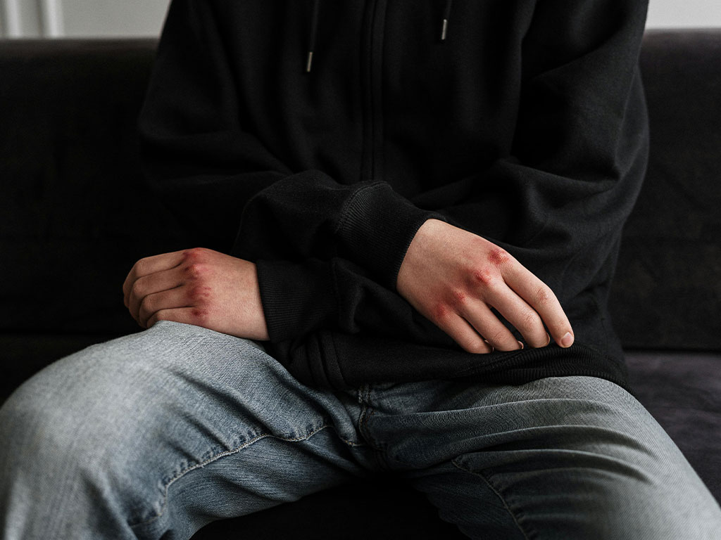 Attacco violento davanti a una scuola a Prato: ritorsione in seguito a un commento sui social