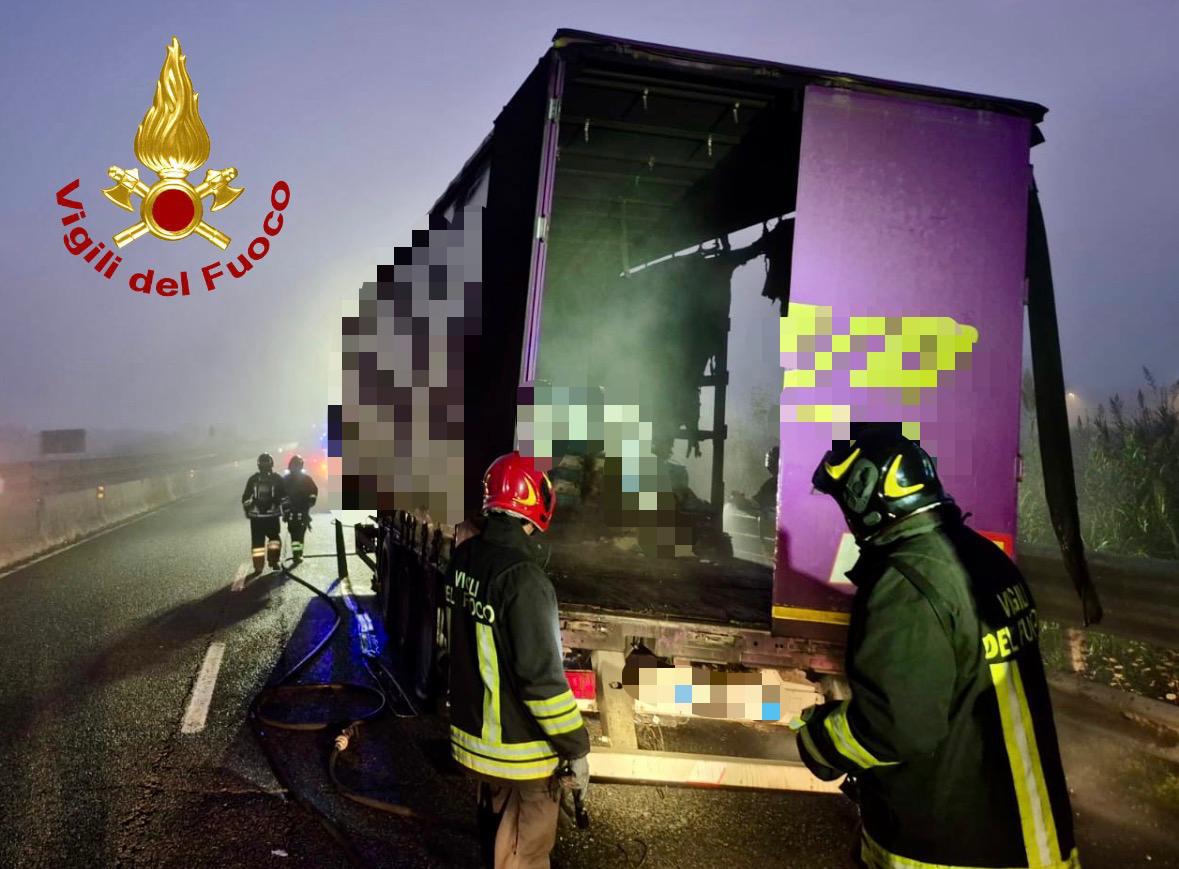 Autoarticolato in fiamme sulla Fi-Pi-Li tra Ponsacco e Pontedera