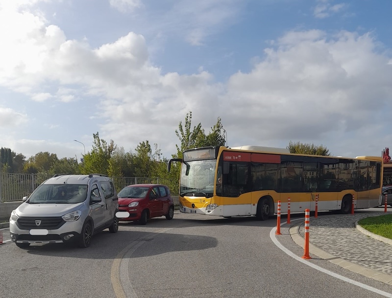 Autobus Ancora bloccati da auto in sosta vietata a Cisanello: Autolinee Toscane sta valutando azioni legali