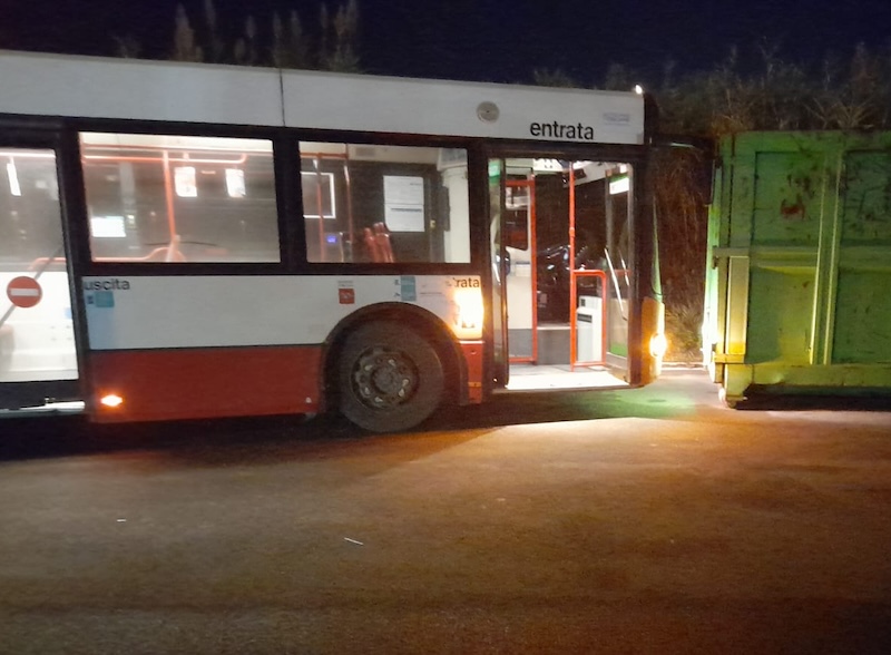 Autobus bloccato da un container: la segnalazione di Autolinee Toscane nel Livornese