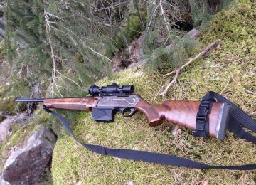 Caccia vietata con richiami: denunciati due pensionati e sequestrati armi, attrezzatura e una telecamera.