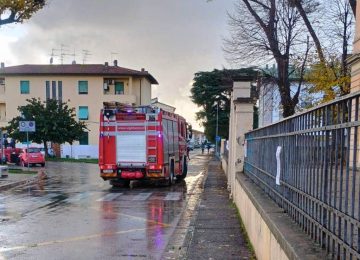 Cade una porzione di guaina dal tetto della scuola a Fucecchio, alunno ferito dal vento