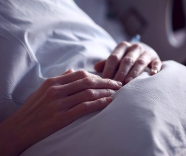 Caso Libera: il tribunale ordina lo sviluppo di tecnologia per il suicidio assistito. Lei afferma: "Pronta a disobbedienza civile".