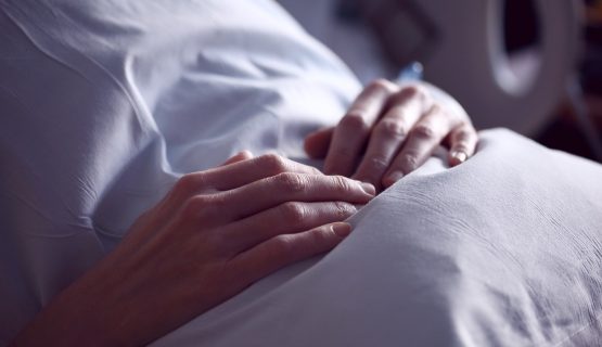 Caso Libera: il tribunale ordina lo sviluppo di tecnologia per il suicidio assistito. Lei afferma: "Pronta a disobbedienza civile".