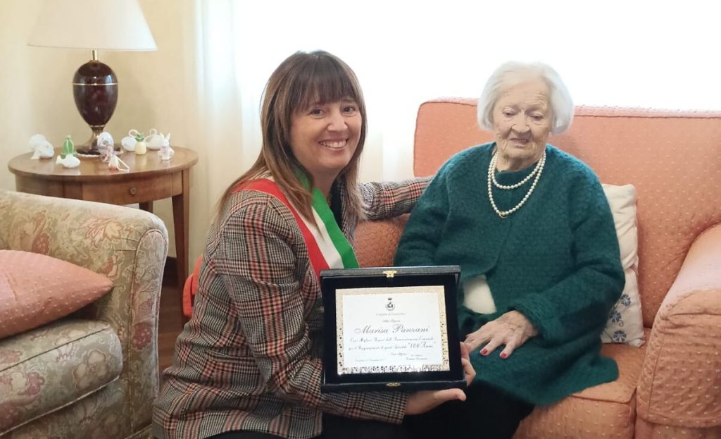 Cento candeline per nonna Marisa: festeggiamenti a Fucecchio con parenti e sindaco