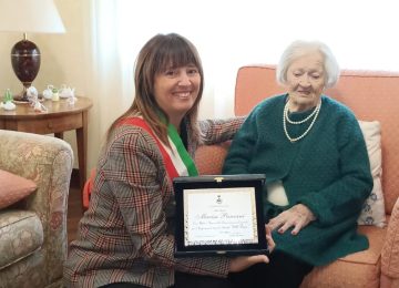 Cento candeline per nonna Marisa: festeggiamenti a Fucecchio con parenti e sindaco