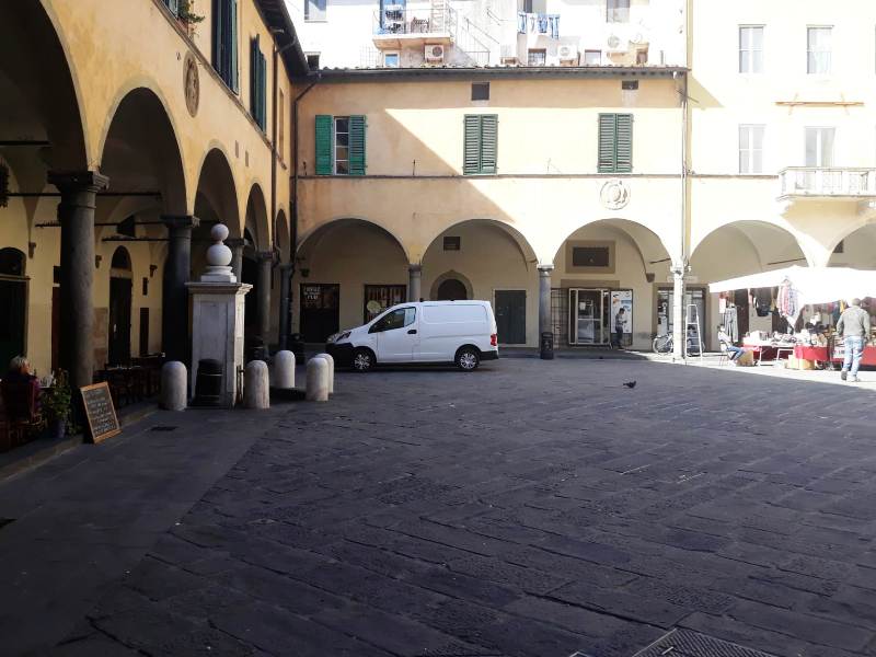 Controlli a Pisa: Denuncia e Sanzioni per Due Minimarket Italiani
