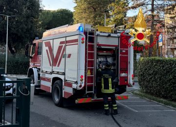 Incendio in un condominio, una donna trasportata in ospedale