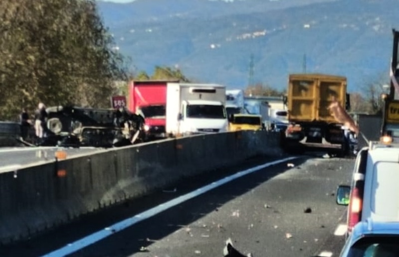 Incidenti sull'A11 tra Pistoia e Prato, code in entrambe le direzioni.