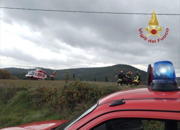Intervento dei Vigili del Fuoco ad Anghiari: recupero di un uomo ferito in zona boschiva