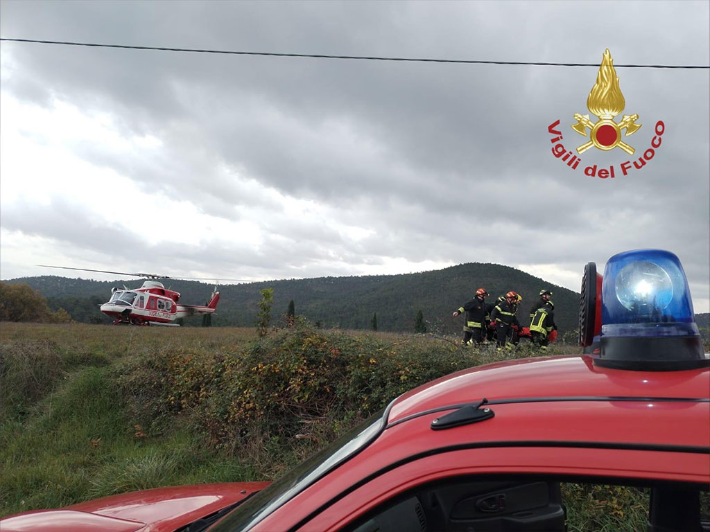 Intervento dei Vigili del Fuoco ad Anghiari: recupero di un uomo ferito in zona boschiva
