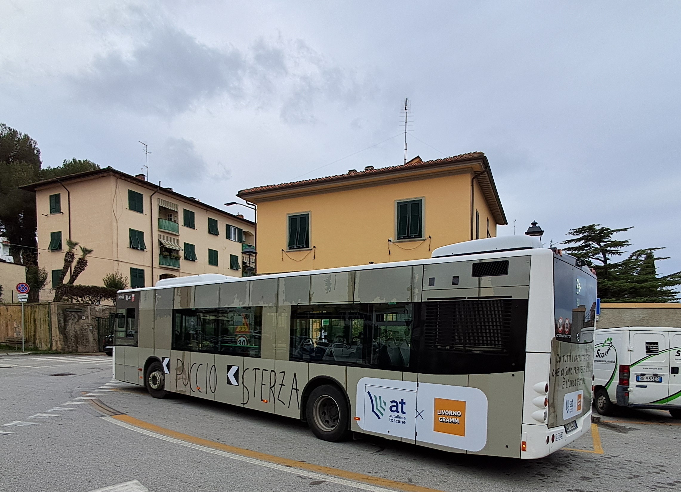 La mitica scritta "Puccio sterza" torna in vita su un autobus a Livorno