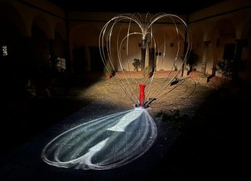 L'artista Marco Bagnoli celebra lo zio Loriano Bagnoli al chiostro del Museo della Collegiata.
