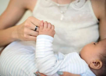 Lo stress materno accelera l'invecchiamento del bebè: i denti da latte spuntano prima, secondo una ricerca.