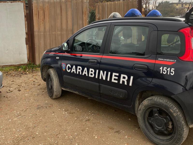Marito e moglie trovati senza vita in casa con ferite da arma bianca