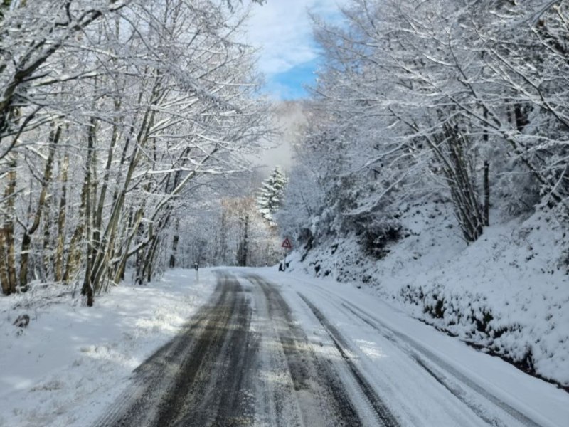 Neve in Toscana: i passi appenninici imbiancati e fiocchi sparsi altrove
