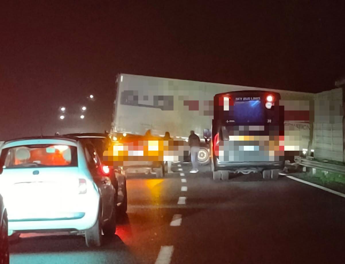Camion si ribalta sulla carreggiata, rallentamenti sulla Fi-Pi-Li