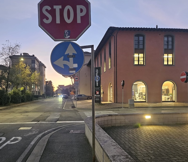 Strada a senso unico, il negozio di Santa Croce protesta: "Disagi per corrieri e clienti"