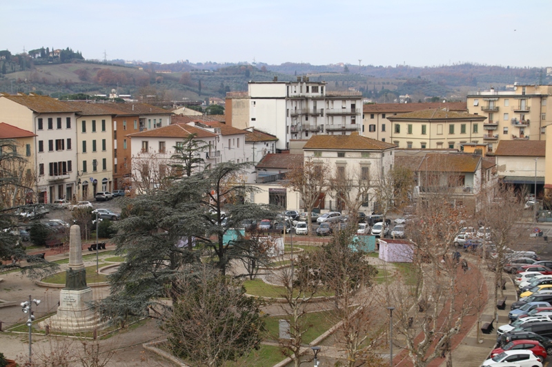 Tegole lanciate dal tetto del teatro: nuovi episodi di caos a Castelfiorentino. Sarà rimpatriato.
