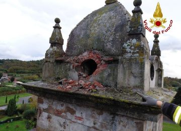 Temporali e codice giallo in Toscana: un campanile colpito da un fulmine in Lucchesia.