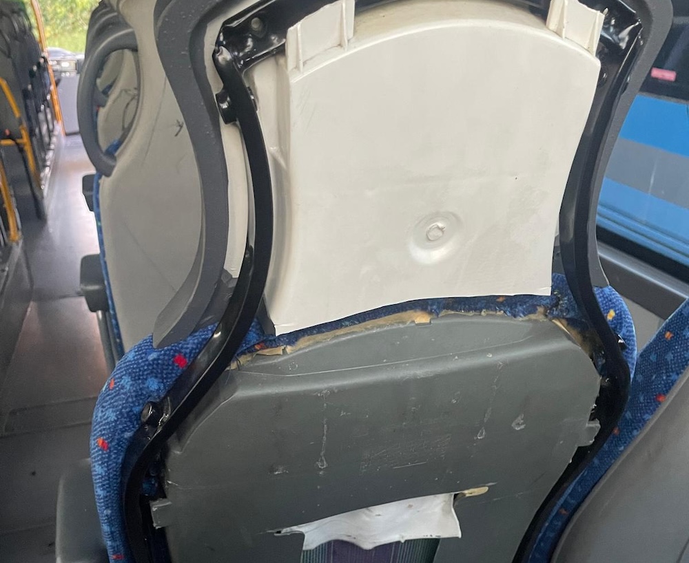 Vandalismo sui bus da parte di studenti in Val di Cecina, Autolinee Toscane: 'Danni con frequenza inaccettabile'