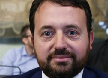 Il gruppo consiliare "Centro-Destra e Civici per il Cambiamento" critica l’atto d’indirizzo sul dimensionamento scolastico a Firenze.