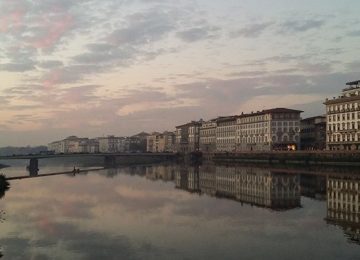 La cabina elettrica che sfiora il fiume