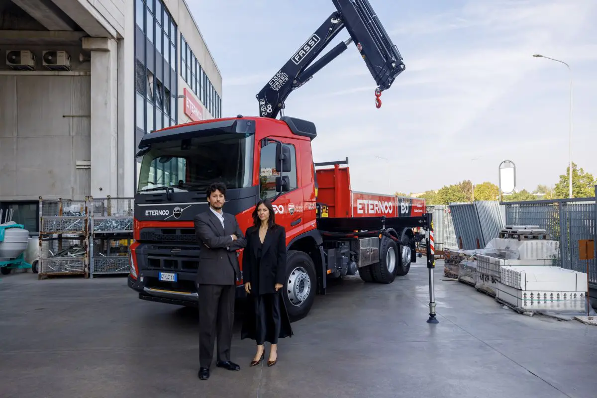 Eternoo potenzia la sua flotta con 25 nuovi Volvo FMX dotati di gru Fassi