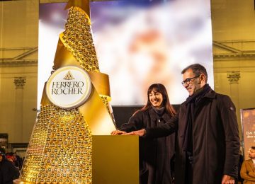 Ferrero Rocher Brings Holiday Cheer to Milan with a Golden Pyramid in Piazza San Carlo