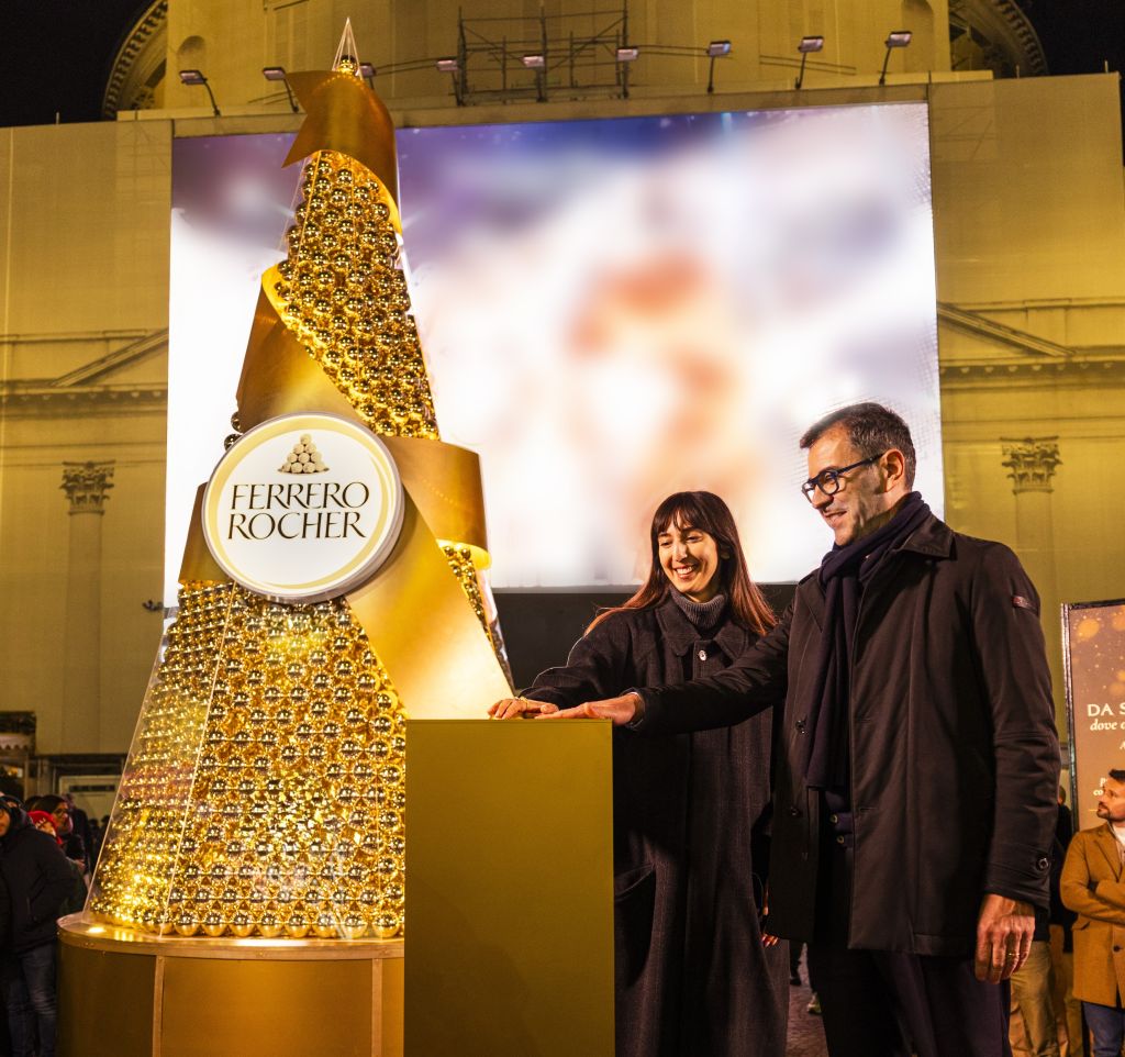 Ferrero Rocher Brings Holiday Cheer to Milan with a Golden Pyramid in Piazza San Carlo