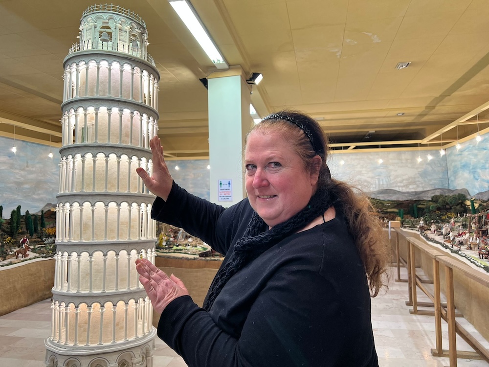 A Cerreto Guidi la Torre di Pisa all'uncinetto in mostra con il presepe: "Partecipazione da ogni parte d’Italia"