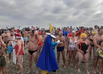 A Torre del Lago si svolge la quarta edizione del 'Tuffo di Natale'