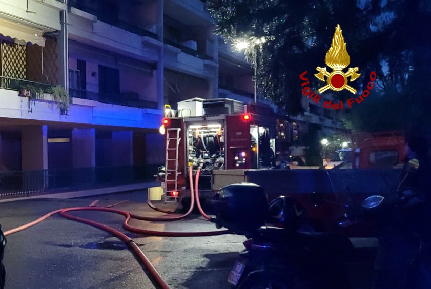 A fuoco un appartamento: soccorse quattro persone