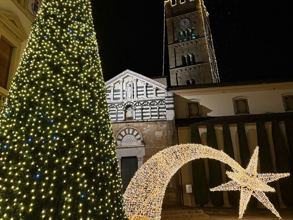 Ad Altopascio è già festa: illuminate le installazioni natalizie nel capoluogo e nelle frazioni.